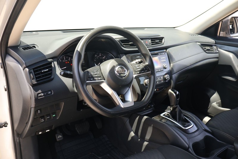 Nissan Rogue Vehicle Full-screen Gallery Image 15