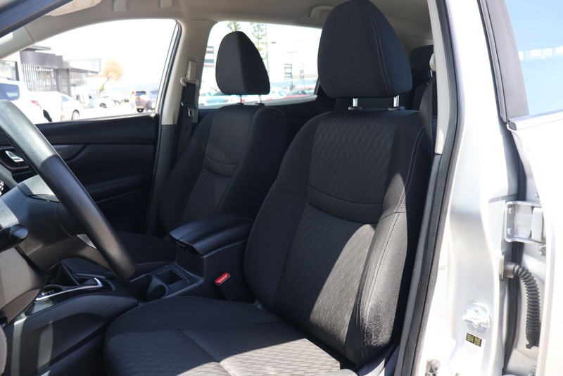 Nissan Rogue Vehicle Full-screen Gallery Image 16