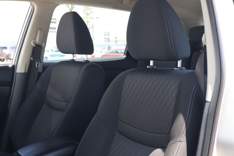 Nissan Rogue Vehicle Full-screen Gallery Image 17