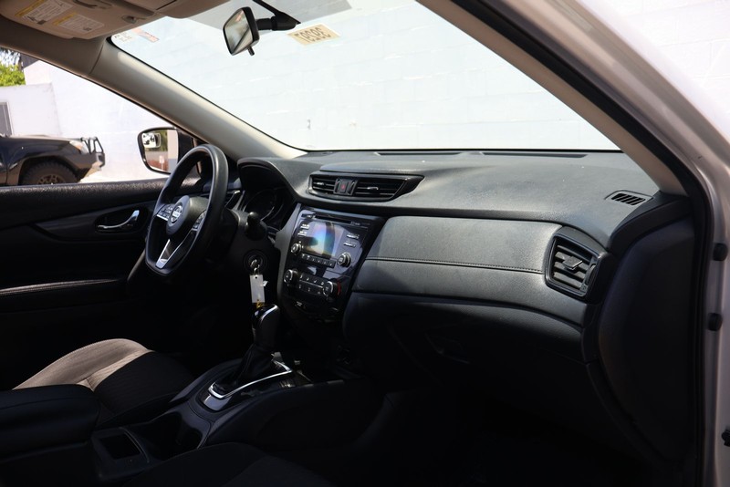 Nissan Rogue Vehicle Full-screen Gallery Image 18