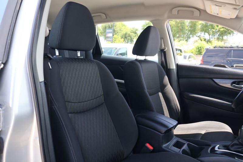 Nissan Rogue Vehicle Full-screen Gallery Image 19