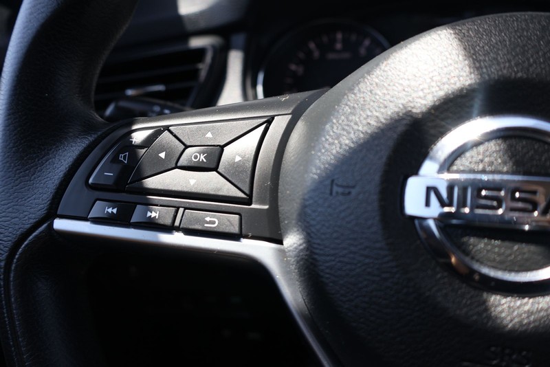 Nissan Rogue Vehicle Full-screen Gallery Image 23