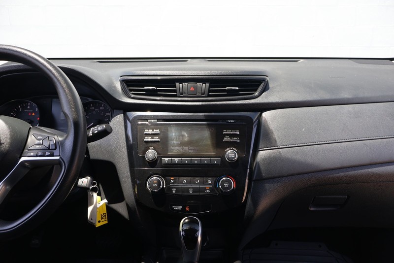 Nissan Rogue Vehicle Full-screen Gallery Image 25