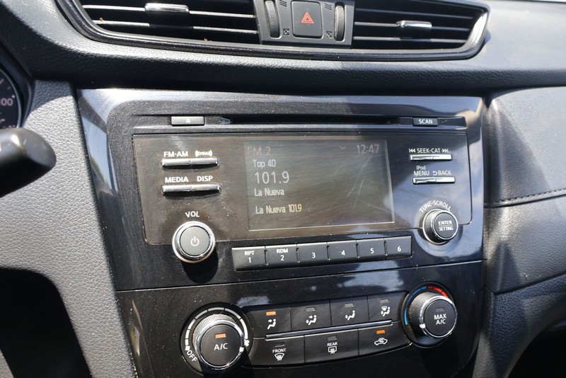 Nissan Rogue Vehicle Full-screen Gallery Image 26