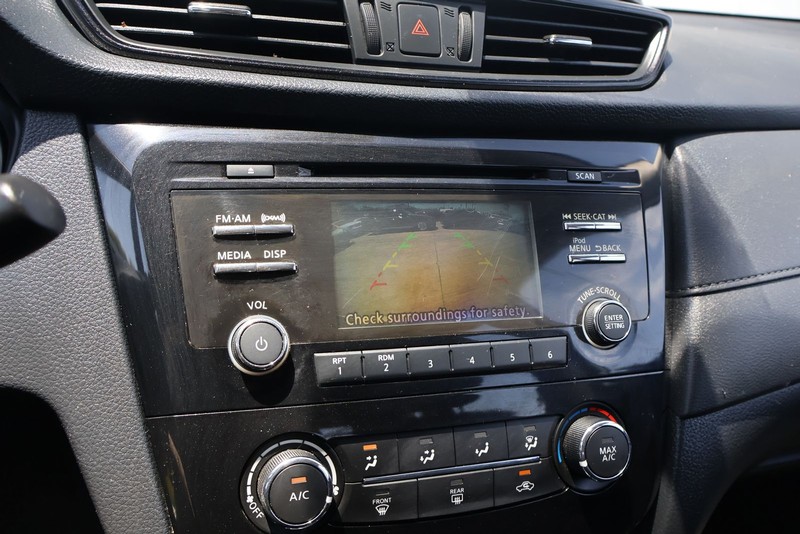 Nissan Rogue Vehicle Full-screen Gallery Image 27