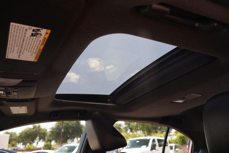 Toyota Corolla Vehicle Full-screen Gallery Image 30