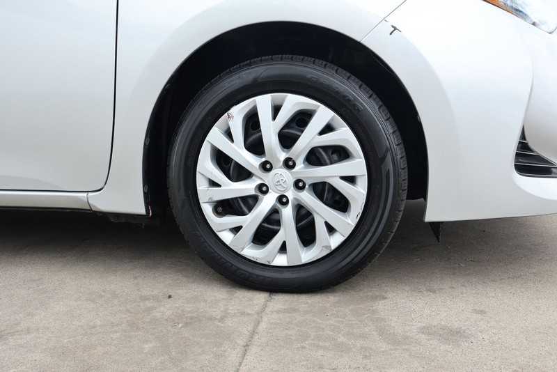 Toyota Corolla Vehicle Full-screen Gallery Image 13