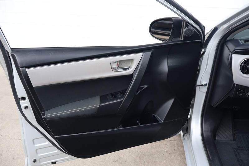 Toyota Corolla Vehicle Full-screen Gallery Image 14