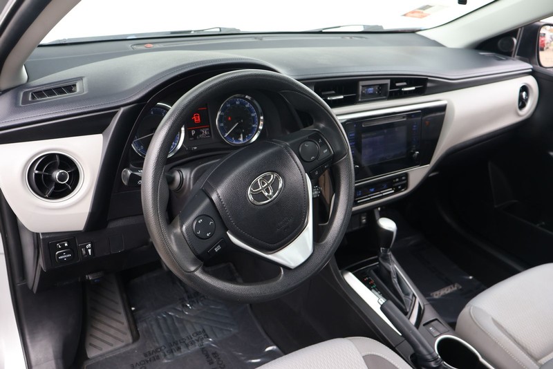 Toyota Corolla Vehicle Full-screen Gallery Image 15