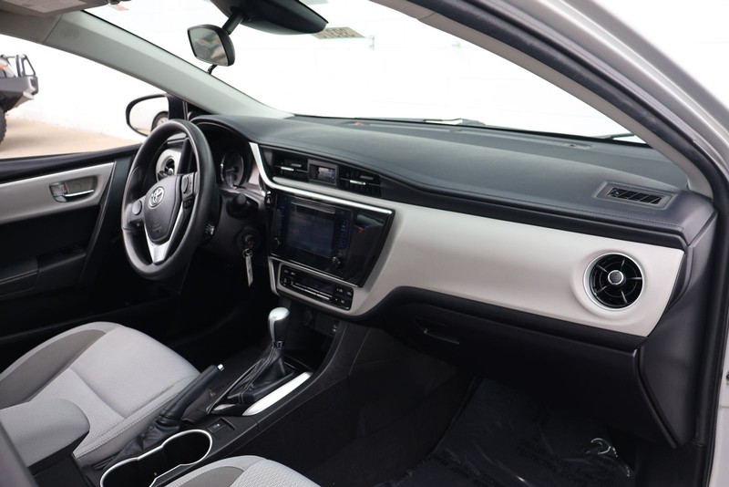 Toyota Corolla Vehicle Full-screen Gallery Image 18