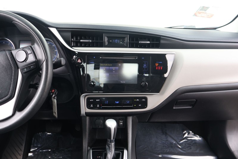 Toyota Corolla Vehicle Full-screen Gallery Image 26
