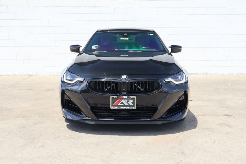 BMW 2 Series Vehicle Full-screen Gallery Image 02