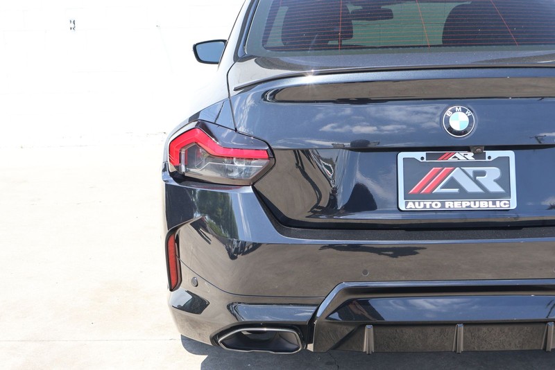 BMW 2 Series Vehicle Full-screen Gallery Image 07