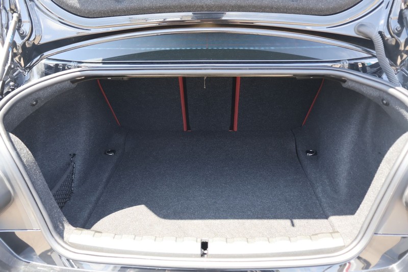 BMW 2 Series Vehicle Full-screen Gallery Image 08