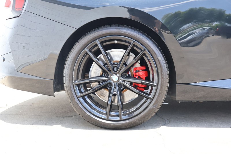 BMW 2 Series Vehicle Full-screen Gallery Image 13