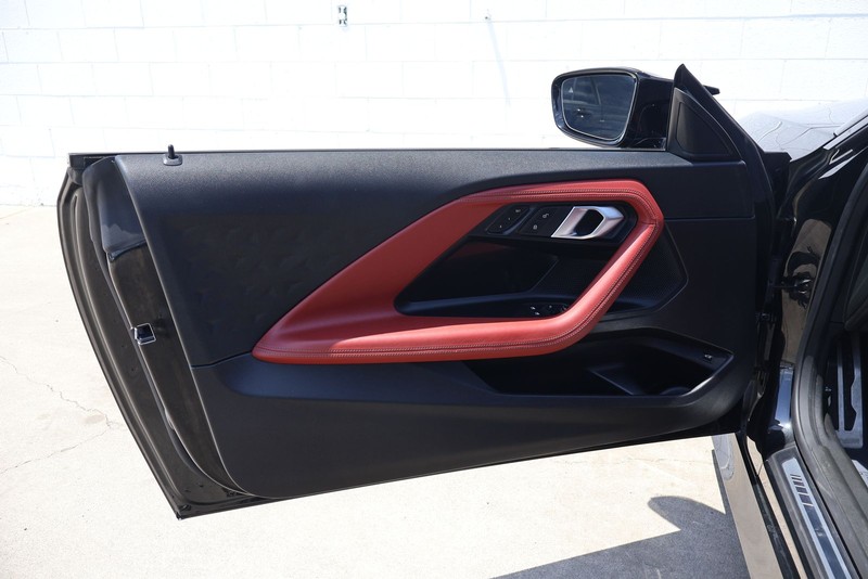 BMW 2 Series Vehicle Full-screen Gallery Image 14