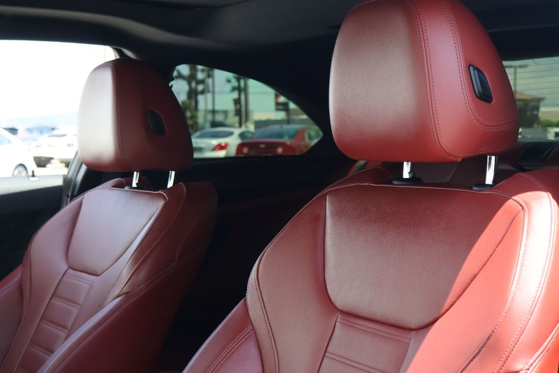 BMW 2 Series Vehicle Full-screen Gallery Image 17