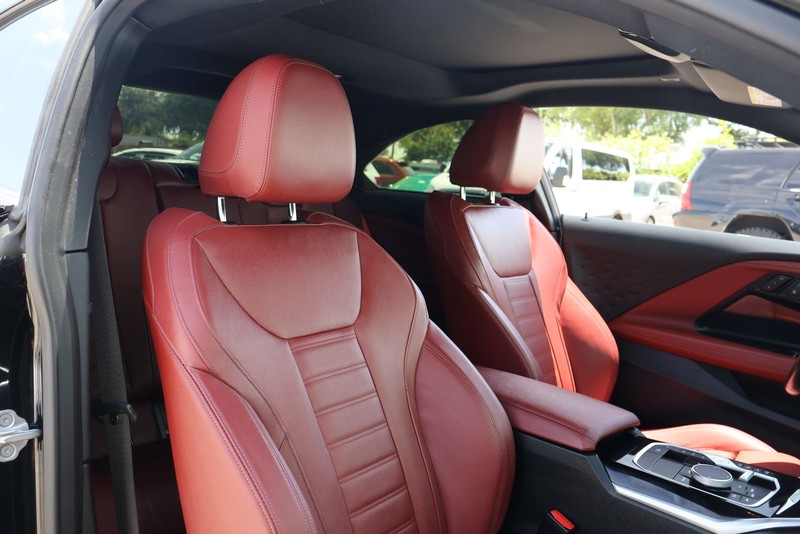 BMW 2 Series Vehicle Full-screen Gallery Image 18
