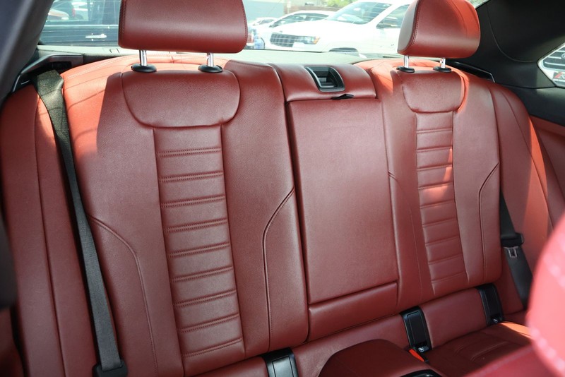 BMW 2 Series Vehicle Full-screen Gallery Image 19