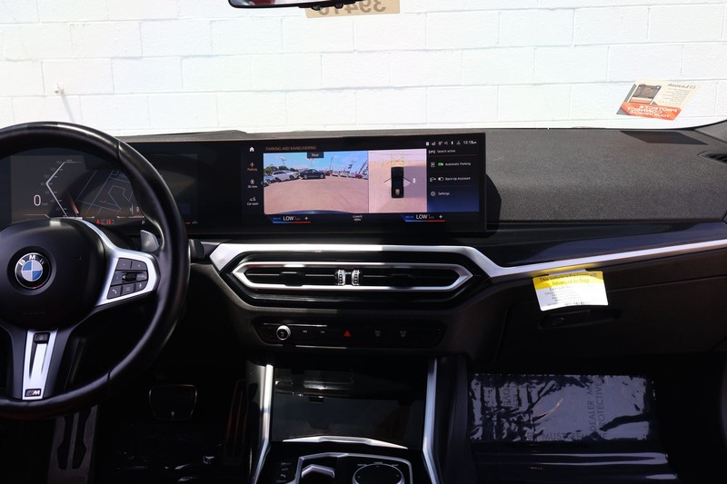 BMW 2 Series Vehicle Full-screen Gallery Image 20