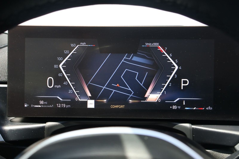 BMW 2 Series Vehicle Full-screen Gallery Image 21
