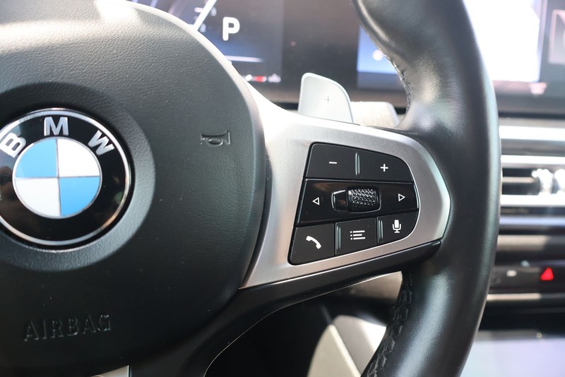 BMW 2 Series Vehicle Full-screen Gallery Image 23