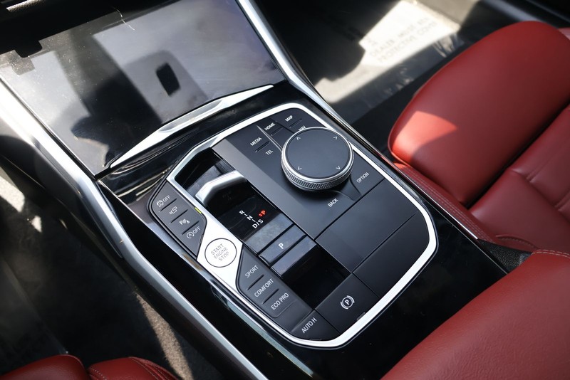 BMW 2 Series Vehicle Full-screen Gallery Image 26