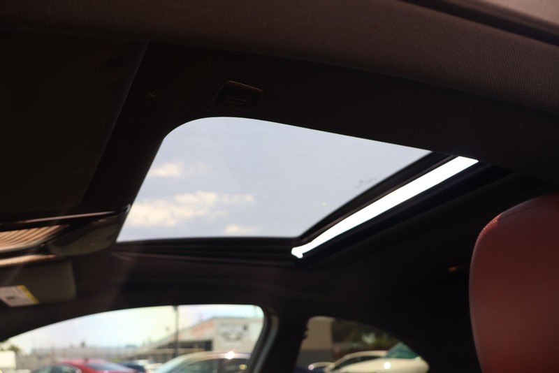 BMW 2 Series Vehicle Full-screen Gallery Image 27