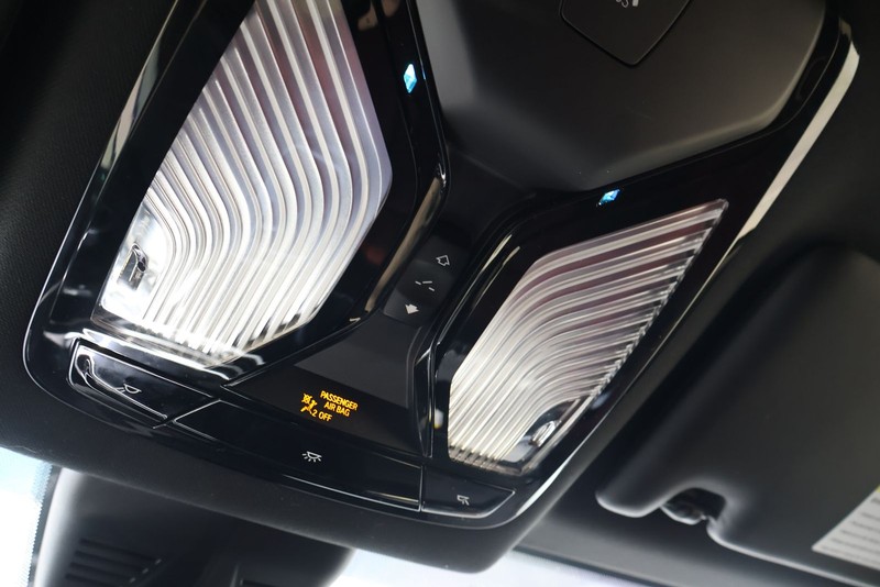 BMW 2 Series Vehicle Full-screen Gallery Image 28