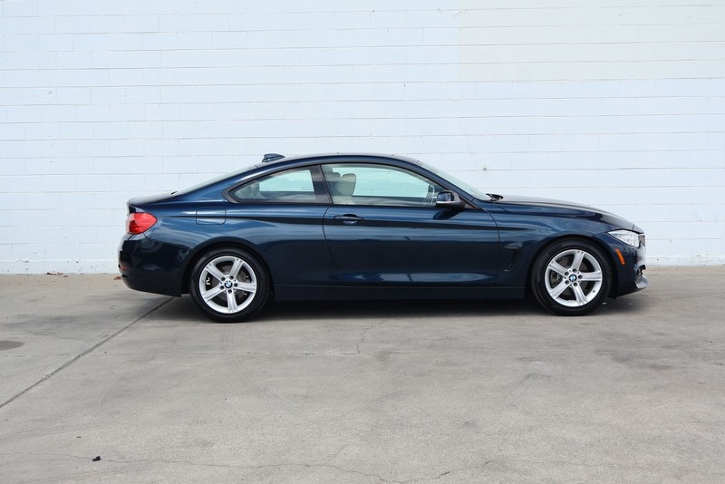 BMW 4 Series Vehicle Full-screen Gallery Image 04
