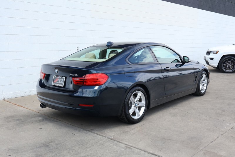 BMW 4 Series Vehicle Full-screen Gallery Image 05