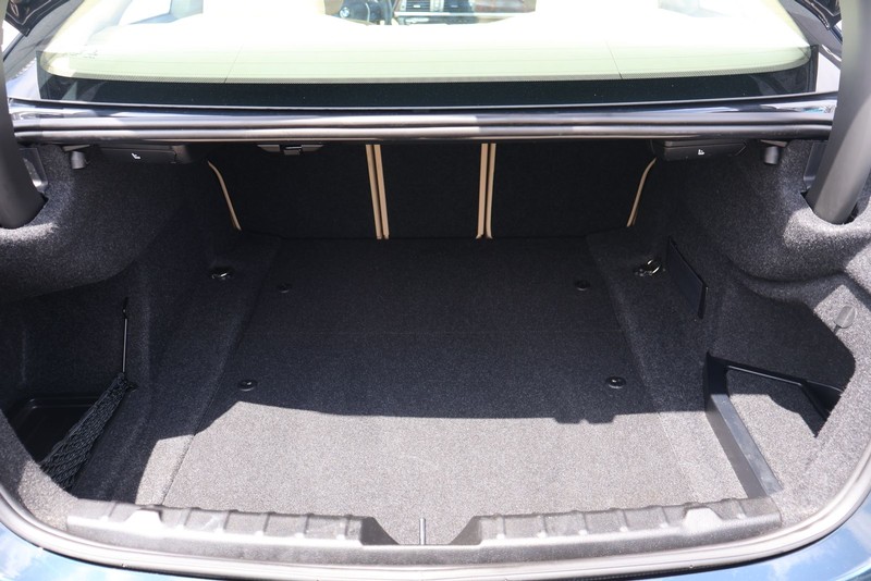 BMW 4 Series Vehicle Full-screen Gallery Image 08