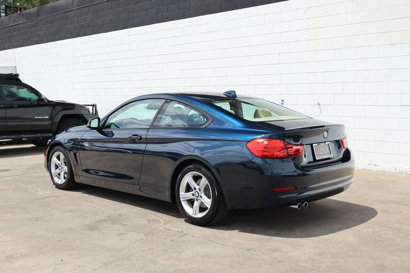BMW 4 Series Vehicle Full-screen Gallery Image 09