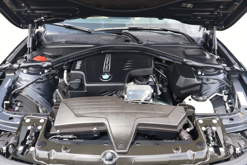 BMW 4 Series Vehicle Full-screen Gallery Image 12