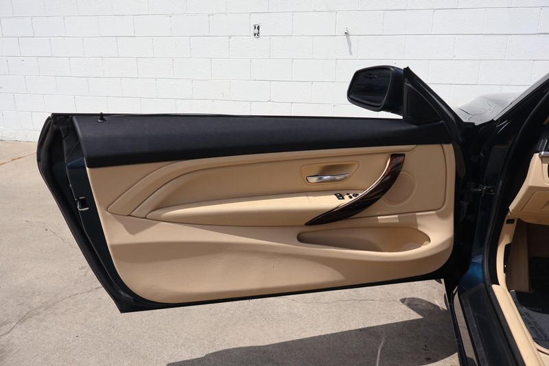 BMW 4 Series Vehicle Full-screen Gallery Image 14