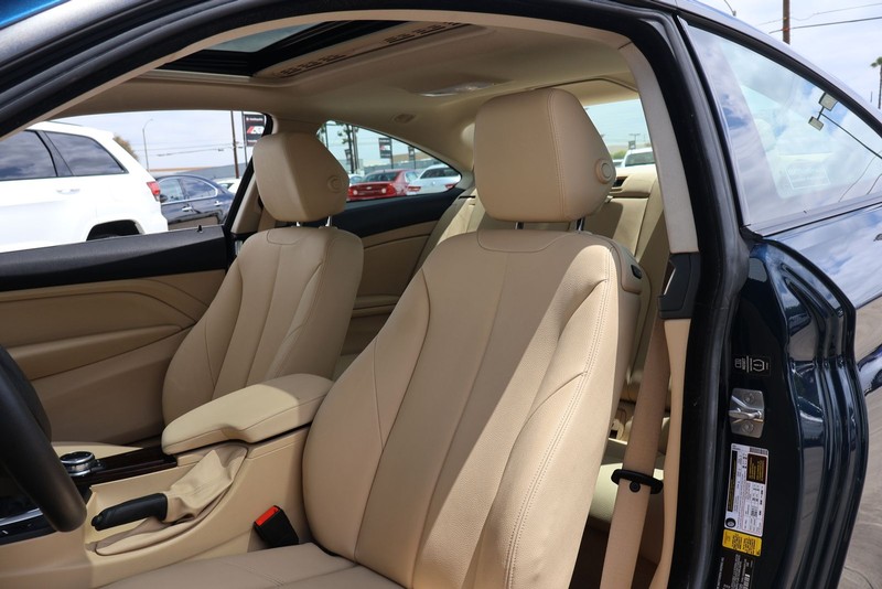 BMW 4 Series Vehicle Full-screen Gallery Image 16