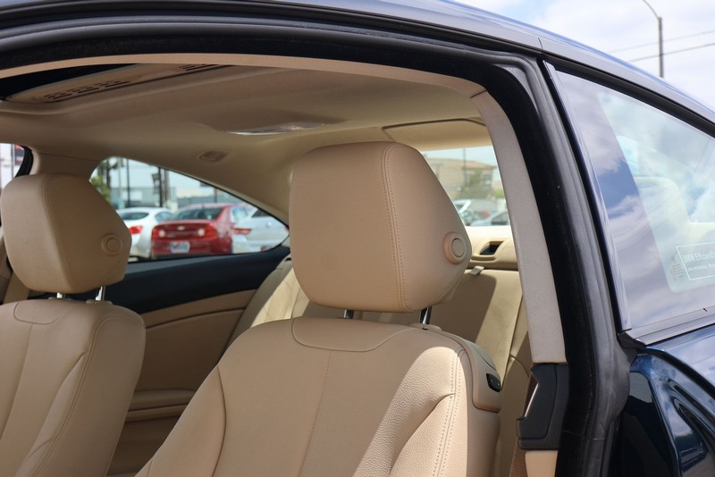 BMW 4 Series Vehicle Full-screen Gallery Image 17