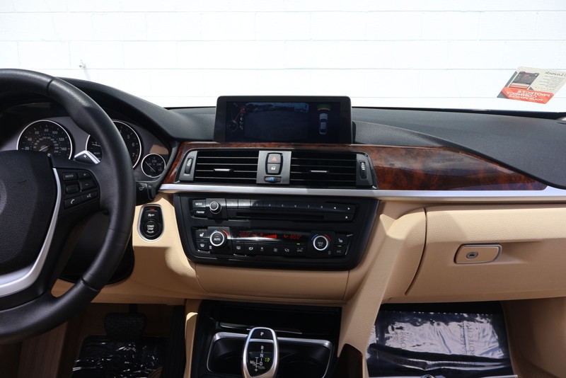 BMW 4 Series Vehicle Full-screen Gallery Image 25