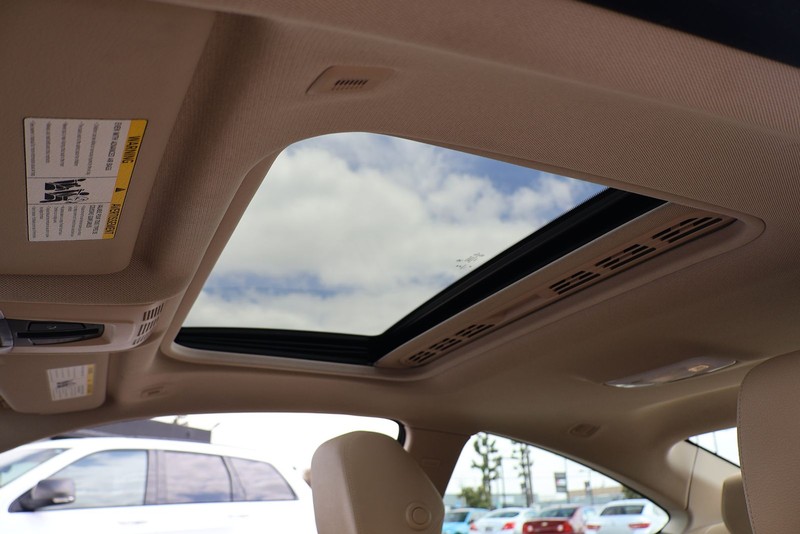 BMW 4 Series Vehicle Full-screen Gallery Image 30