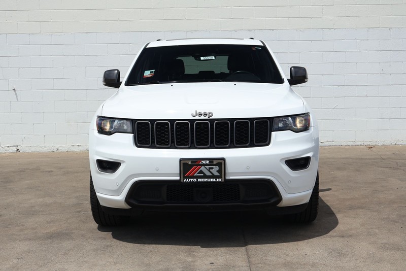 Jeep Grand Cherokee Vehicle Full-screen Gallery Image 02