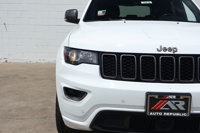 Jeep Grand Cherokee Vehicle Full-screen Gallery Image 03