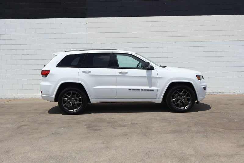 Jeep Grand Cherokee Vehicle Full-screen Gallery Image 04