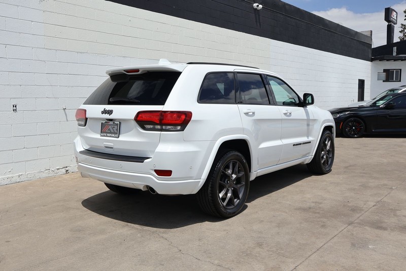Jeep Grand Cherokee Vehicle Full-screen Gallery Image 05