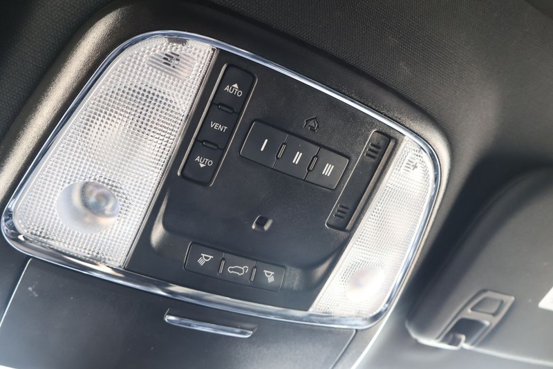 Jeep Grand Cherokee Vehicle Full-screen Gallery Image 32