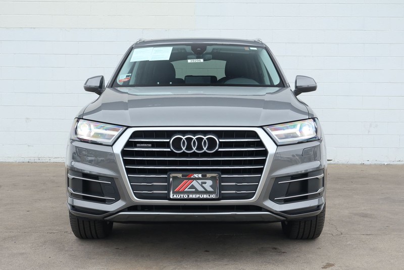 Audi Q7 Vehicle Full-screen Gallery Image 02
