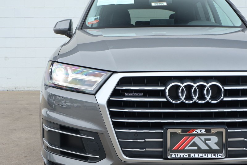 Audi Q7 Vehicle Full-screen Gallery Image 03