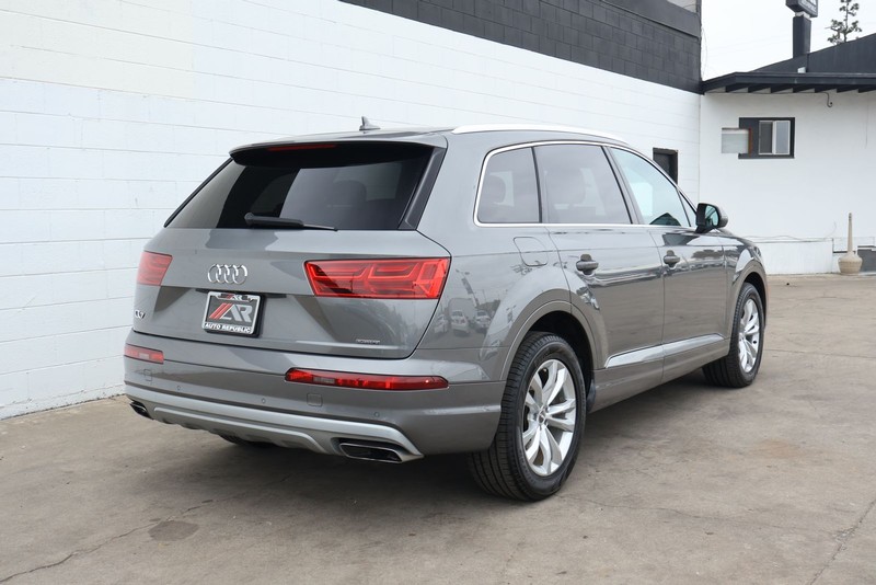 Audi Q7 Vehicle Full-screen Gallery Image 05
