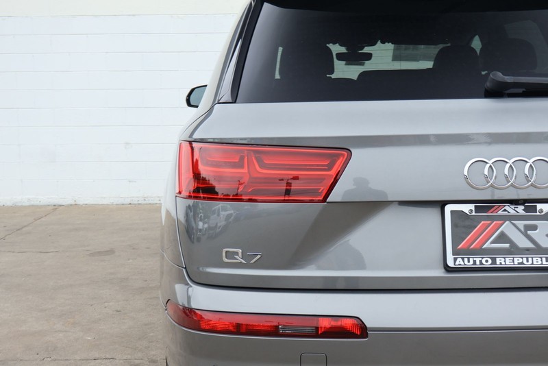 Audi Q7 Vehicle Full-screen Gallery Image 07