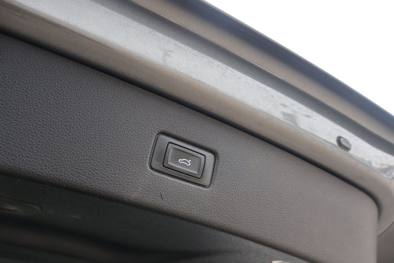 Audi Q7 Vehicle Full-screen Gallery Image 09
