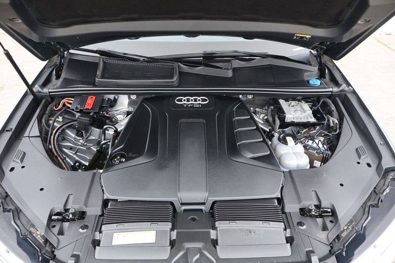 Audi Q7 Vehicle Full-screen Gallery Image 13